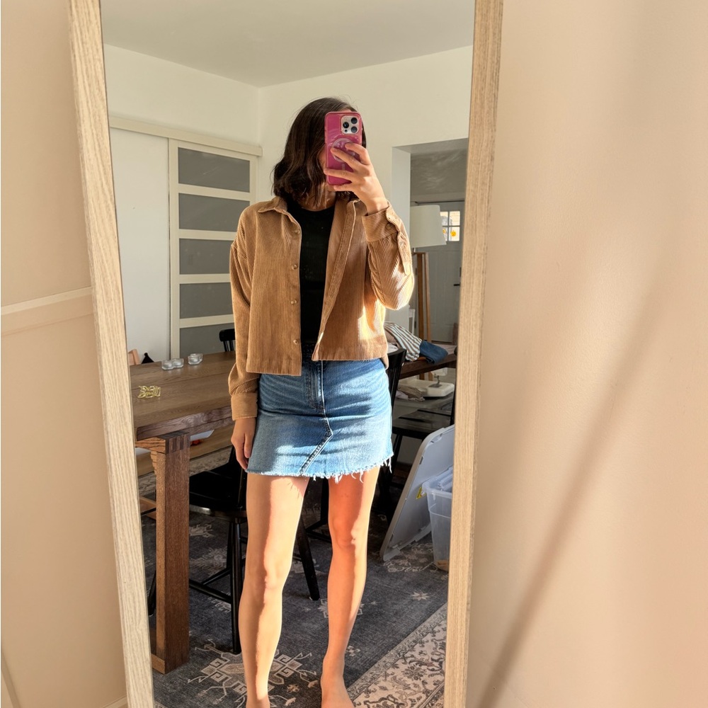 Item: Abercombie & Fitch Skirt
Size: 25/ 0
Condition: Gently-Used